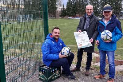 Großfriesener Fußballer freuen sich über neuen Zaun - Freuen sich über den neuen Zaun: Thomas Reinhold (l.) und Joachim Schuster (r. ) vom VfB und Thomas Münzer von der Brauerei.