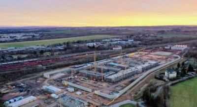 Großgefängnis in Zwickau soll 2024 öffnen: Bau über 300 Millionen Euro teuer - Auf 24 Hektar entsteht auf dem ehemaligen Gelände des Reichsbahnausbesserungswerkes in Zwickau die neue Zwei-Länder-Haftanstalt. 