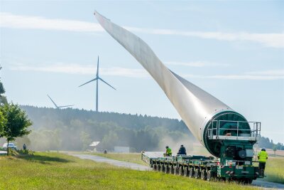 Großhartmannsdorf: Hier könnten sich Windräder drehen - Im August 2022 wurde ein Rotorblatt nach Voigtsdorf gefahren. Hier gerade in Mittelsaida.