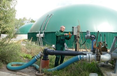 Großolbersdorfer Landwirtschaftsunternehmen Bauernland kämpft mit Biogas gegen die Energiekrise an - Carsten Tietz prüft ein Steuerelement zum Befüllen der Nachgärbehälter in Krumhermersdorf. 