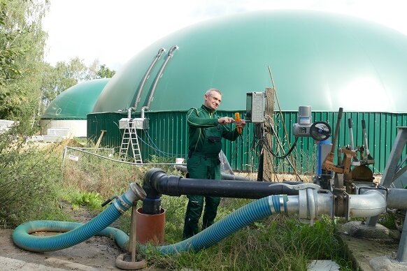 Großolbersdorfer Landwirtschaftsunternehmen Bauernland kämpft mit Biogas gegen die Energiekrise an - Carsten Tietz prüft ein Steuerelement zum Befüllen der Nachgärbehälter in Krumhermersdorf. 