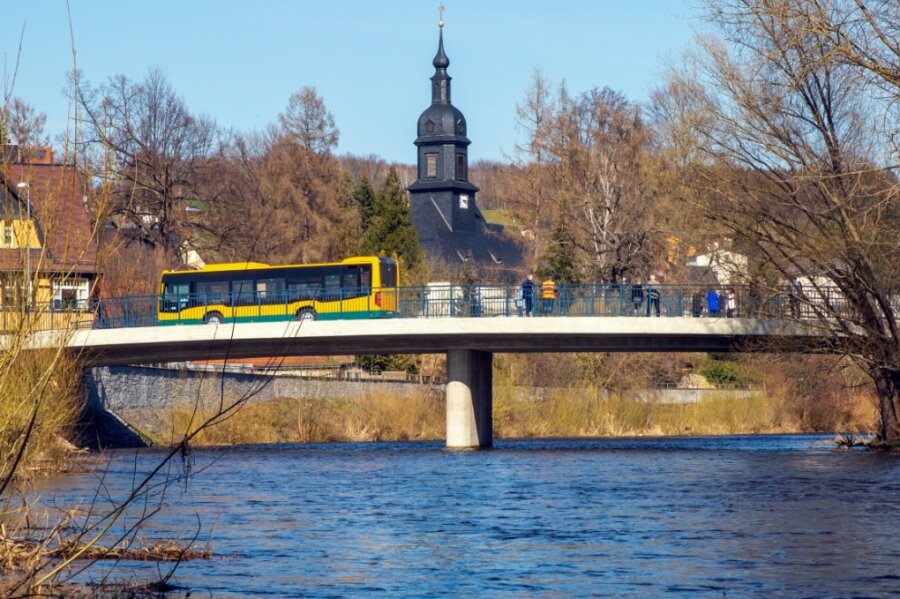 Großprojekt nach 17 Monaten fertig: Der Verkehr über die Flöhaer Kirchenbrücke rollt - Die neue Kirchenbrücke hat 3 Millionen Euro gekostet. Sie ermöglicht jetzt bei Hochwasser größere Durchflussmengen. 