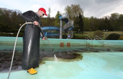 Großreinemachen im Hartensteiner Bad - Schwimmmeister Robert Müller beim Säubern eines Beckens im Erlebnisbad. Das erste wird gerade befüllt. 