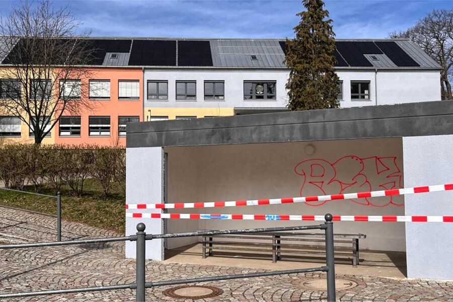 Großrückerswalde: Bushäuschen erneut Opfer von Vandalismus - Das Buswartehäuschen ist erneut Opfer von Vandalismus geworden.