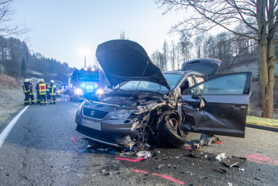 Großrückerswalde: Leichtverletzte bei Unfall auf S 221 - Ein Seat und ein Transporter sind am Freitagmorgen auf der S 211 in Großrückerswalde kollidiert.