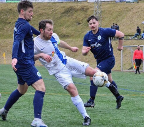 Großrückerswaldern gelingt wichtiger Erfolg - Seine Saisontore 8 und 9 erzielte Großrückerswaldes Clemens Hilbert (M.) beim 5:1-Sieg des SV in Raschau-Markersbach. Auch Tobias Hofmann (l.) kann ihn in dieser Szene nicht am Abschluss hindern. 