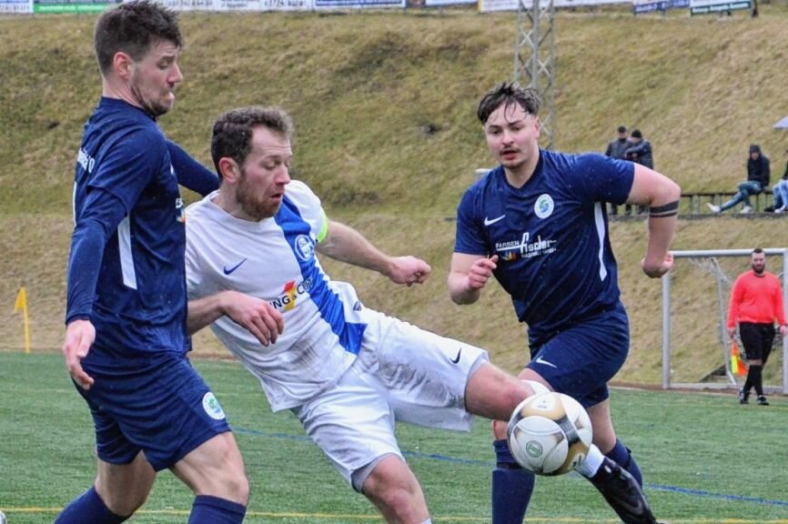 Großrückerswaldern gelingt wichtiger Erfolg - Seine Saisontore 8 und 9 erzielte Großrückerswaldes Clemens Hilbert (M.) beim 5:1-Sieg des SV in Raschau-Markersbach. Auch Tobias Hofmann (l.) kann ihn in dieser Szene nicht am Abschluss hindern. 