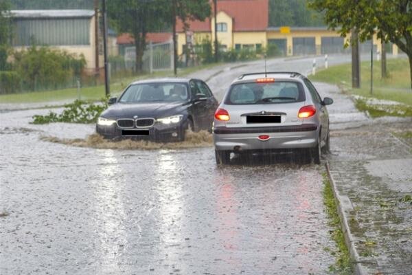 Großschirma: Rund 2800 Kunden nach Blitzeinschlag ohne Strom - Die Hauptstraße in Großschirma wurde durch Starkregen bis zu 40 Zentimeter überflutet.