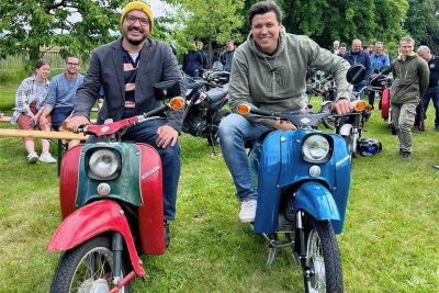 Großschirma: Rund 50 Motorradfahrer bei Gottesdienst - Die Organisatoren des Moped-Gottesdienstes in Großschirma: Lars Böttcher aus Gornau und Justus Geilhufe.