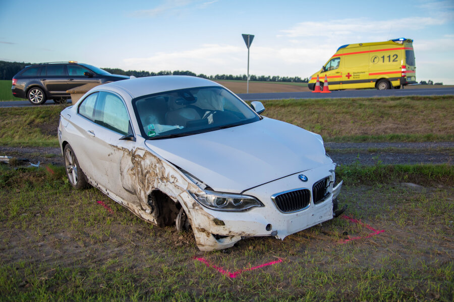 Großschirma: Skoda kollidiert mit BMW - zwei Personen verletzt - Ein BMW wurde bei einem Unfall auf der B 101 stark beschädigt.