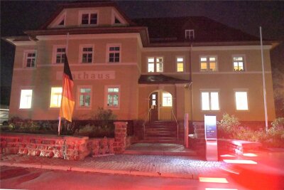 Großschirma: Termin für Bürgermeisterwahl steht - Das Rathaus Großschirma hat Trauerbeflaggung.