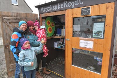 Großschirma: Wie das Geschenke-Regal ankommt - Familie Mathias Pilz und Brit Meffert mit Helena (8) und Klara (3) haben in Großschirma an der Hauptstraße 123 ein Verschenke-Regal eingerichtet.