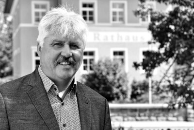 Großschirmas Bürgermeister Volkmar Schreiter ist tot - Großschirmas Bürgermeister Volkmar Schreiter (FDP), hier im Jahr 2022 vor dem Rathaus, ist verstorben.