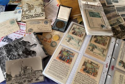 Großtauschtag in Schwarzenberg: Briefmarken und Ansichtskarten, Münzen und Heimatliteratur gefragt - So mancher sortiert seine heimatkundlichen Bestände, um sie beim Tauschtag eventuell ergänzen zu können.