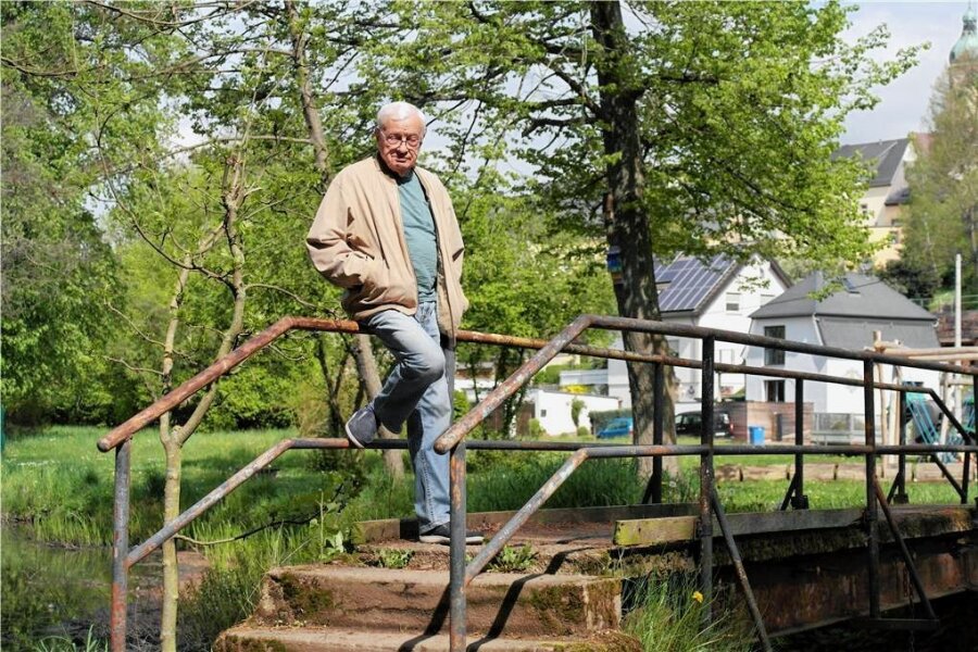 Großteich in Geringswalde: Areal wird aufgepeppt - Der Geringswalder Herbert Sasse möchte im Zuge des Wegebaus den kleinen Steg an der Ostseite des Gewässers erhalten. 