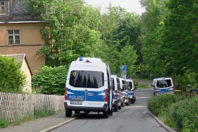 Großübung der Polizei in Aue sorgt für Aufsehen - An der Arndtstraße in Aue rückten am Mittwochmorgen um 7 Uhr mehrere Einsatzfahrzeuge an. 