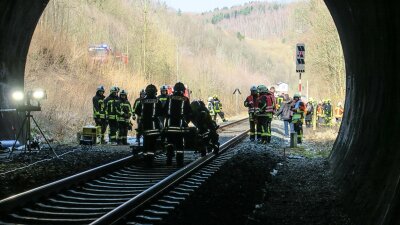 Großübung im Eisenbahntunnel Bad Schlema - 85 Einsatzkräfte waren am Samstagmorgen bei einer Großübung in Bad Schlemas Eisenbahntunnel beteiligt.