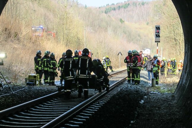 Großübung im Eisenbahntunnel Bad Schlema - 85 Einsatzkräfte waren am Samstagmorgen bei einer Großübung in Bad Schlemas Eisenbahntunnel beteiligt.