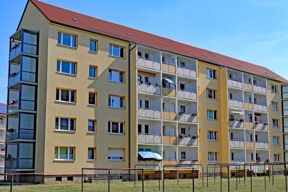 Großvermieter investiert 680.000 Euro in Balkone - Die Wohnungen im Herderweg 14 bis 18 in Werdau haben jetzt alle Balkone. An der Pestalozzistraße 76 bis 80 wird derzeit noch gebaut.