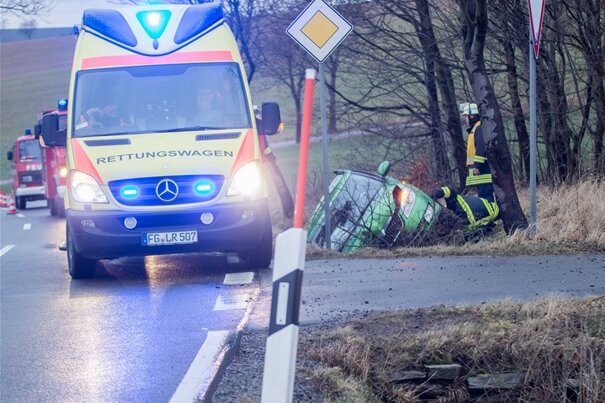 Großwaltersdorf: Skoda landet in Graben - betrunkener Fahrer flüchtet auf Hochstand - 