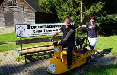 Grube steht nun Gehbehinderten offen - Steffen Gerisch und Anke Färber mit dem neuen Elektro-Mobil, mit dem nun auch Behinderte das Schaubergwerk am Schneckenstein besuchen können. 
