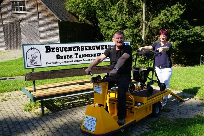 Grube steht nun Gehbehinderten offen - Steffen Gerisch und Anke Färber mit dem neuen Elektro-Mobil, mit dem nun auch Behinderte das Schaubergwerk am Schneckenstein besuchen können. 