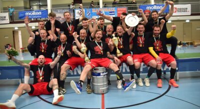 Grubenlampe-Party geht weiter - Die Handballer der ZHC Grubenlampe präsentieren stolz die Trophäen ihres "Triples". 