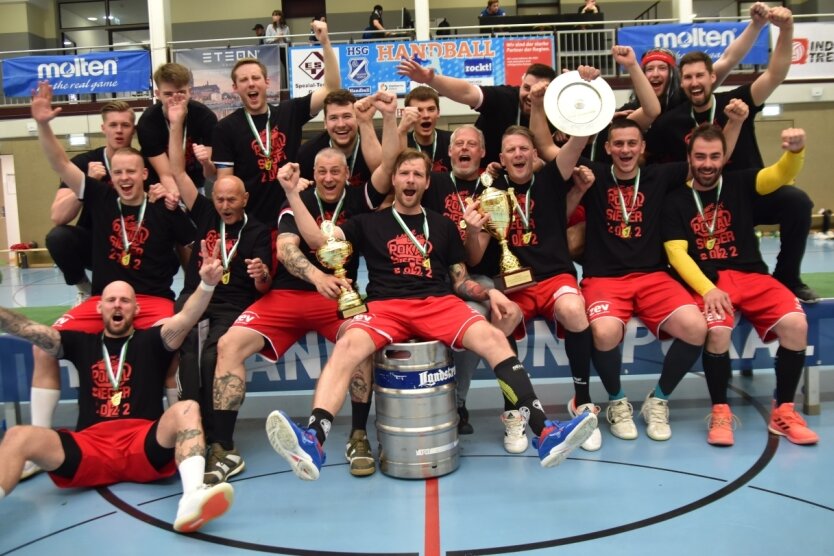Die Handballer der ZHC Grubenlampe präsentieren stolz die Trophäen ihres "Triples". 