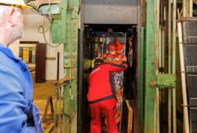 Grubenwehr trainiert auf dem Sauberg - Rettungsübung in der Zinngrube: Im Förderkorb der Seilfahrt ist Millimeterarbeit gefragt. 