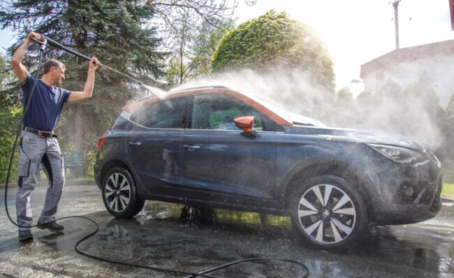 Keinen Schwamm benutzen! Vor der Autowaschanlage von Besitzer Ron Riediger in Thum wird der Pollenstaub von den Autos vor der eigentlichen Wäsche mit viel Wasser weggespült.Foto: Ronny Küttner