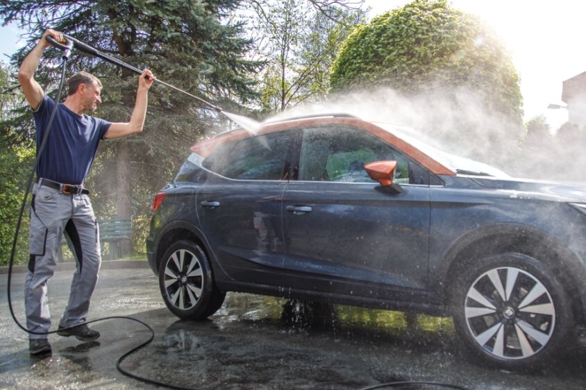 Keinen Schwamm benutzen! Vor der Autowaschanlage von Besitzer Ron Riediger in Thum wird der Pollenstaub von den Autos vor der eigentlichen Wäsche mit viel Wasser weggespült.Foto: Ronny Küttner
