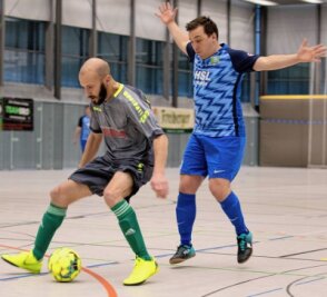 Grün-Weiße holen sich Futsal-Titel - Spielte früher beim Chemnitzer FC: Routinier Michael Mühlberg (l.) von Futsal-Kreismeister Grün-Weiß Niederwiesa II schirmt im Finale den Ball gegen den Muldaer Rene Keller (r.) ab. 