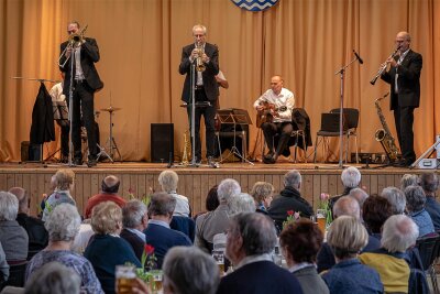 Grünbach lädt zum Dixieland-Frühshoppen mit einer Formation aus Thüringen - Die Jenaer Dixielanders bei einem früheren Auftritt in der Grünbacher Turnhalle.