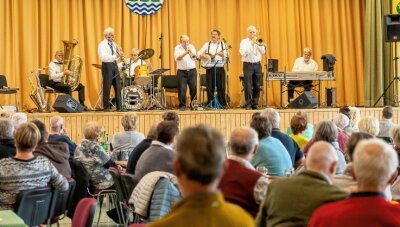 Grünbach startet in besondere Dixieland-Saison - Die Blue Wonder Jazz Band aus Dresden bei einem früheren Auftritt in der Turnhalle von Grünbach. 