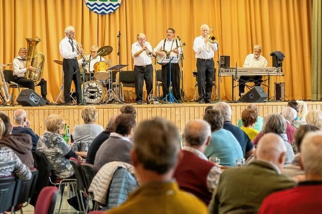 Grünbach startet in besondere Dixieland-Saison - Die Blue Wonder Jazz Band aus Dresden bei einem früheren Auftritt in der Turnhalle von Grünbach. 