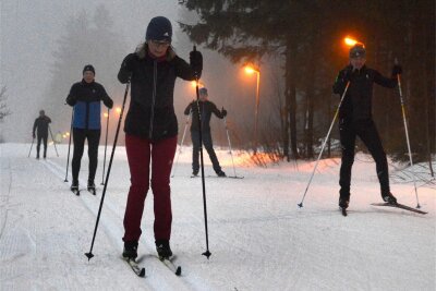 Grünbacher Allwetterloipe an zwei Abenden beleuchtet - Beleuchtet ist die Loipe ab nächster Woche wieder. Auf Schnee müssen die Wintersportler aber wohl noch warten.