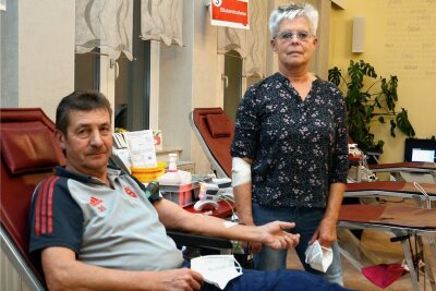 Grünbacher Ehepaar spendet insgesamt 320-mal Blut - Bernd und Manuela Eisenschmidt aus Grünbach haben jeweils 160 Mal Blut gespendet. Dafür wurden sie jetzt vom DRK geehrt.