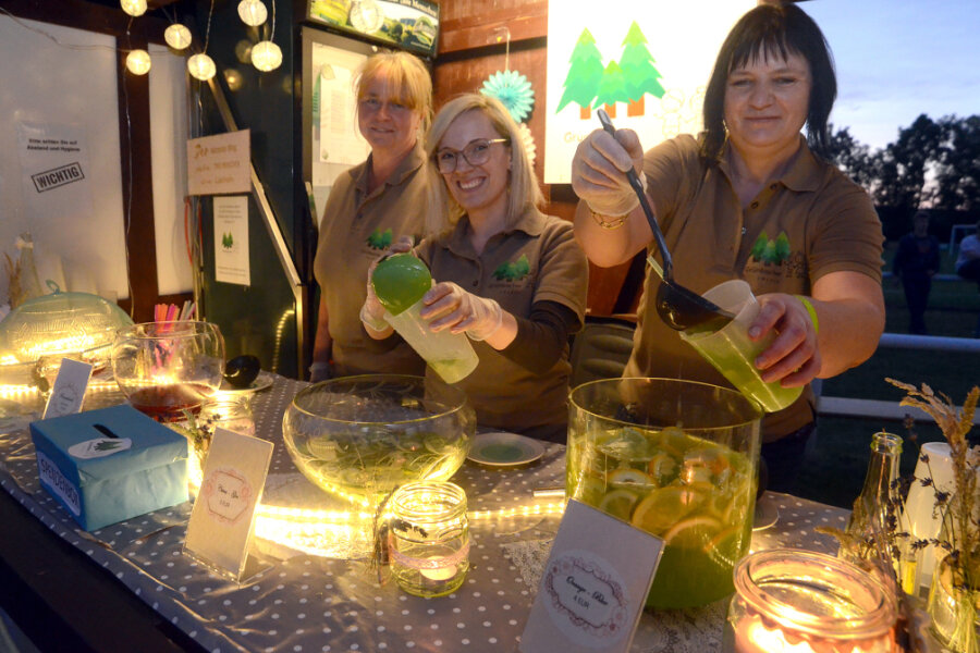 Sie hatten beim Verkauf ihrer Bowle-Spezialitäten an der "Griebacher Bowle Bar" bei der Kirmes im Vorjahr viel zu tun: Kerstin Willam, Melanie Pohl und Yvonne Mich (von links).