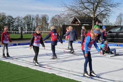 Grünbacher Schüler üben auf textilem Schnee - Viele Grünbacher standen am Dienstag erstmals auf Ski. 