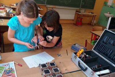 Grünbacher wollen Sachsens erste Klima-Grundschule werden - Finja und Jolina befassen sich mit Solarmodulen. 