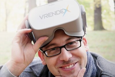"Gründen in Mittelsachsen": Warum Startups ein Netzwerk brauchen - Manuel Dudczig, Gründer der Vrendex GmbH, ist Spezialist, wenn es darum geht, die virtuelle Brille aufzusetzen. 
