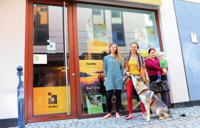 Gründerinnen nutzen Geschäft für Yoga und Nachhaltigkeit - Johanna Georgi, Kerstin Bucher mit Therapiehund Aya und Katrin Klinge(v. l.) bieten im Geschäft Kräuterkurse und Seifen-Workshops an. 
