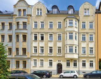Gründerzeithäuser in Chemnitz werden versteigert: Diese fünf Immobilien stehen zum Verkauf - An der Tschaikowskistraße steht dieses denkmalgeschützte Haus. Beim Auktionstermin wird es zum Mindestgebot von 595.000 Euro aufgerufen. 