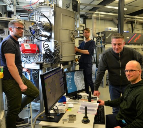 Mitglieder der Firma Antacon in Mittweida im Laserinstitut: Jan Bretschneider (v. l.), Johannes Maus, Hagen Grüttner und David Haldan. 