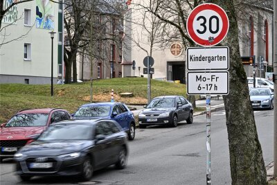 Grüne fordern: Chemnitz soll Tempo-30-Initiative beitreten - Wie hier auf dem Kaßberg in Chemnitz ist Tempo 30 auf größeren Straßen oft nur vor Kitas, Schulen, Altenheimen oder an besonders gefährlichen Stellen möglich. Eine bundesweite Initiative fordert mehr Spielraum.
