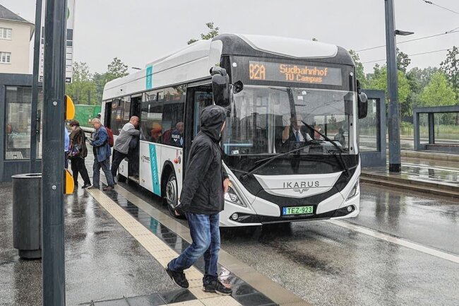 Grüne fordern: Elektrobusse dürfen auch in Chemnitz kein Tabu sein - Der Elektrobus des ungarischen Herstellers Ikarus am Campusplatz in Chemnitz. 