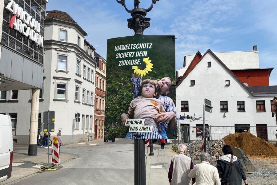 Grüne in Zwickau beim Aufhängen von Plakaten angegriffen – Polizei ermittelt Verdächtigen - Dieses Plakat an der Marienstraße in Zwickau konnten die Grünen ohne Zwischenfälle anbringen. Anderswo wurden sie angegriffen.