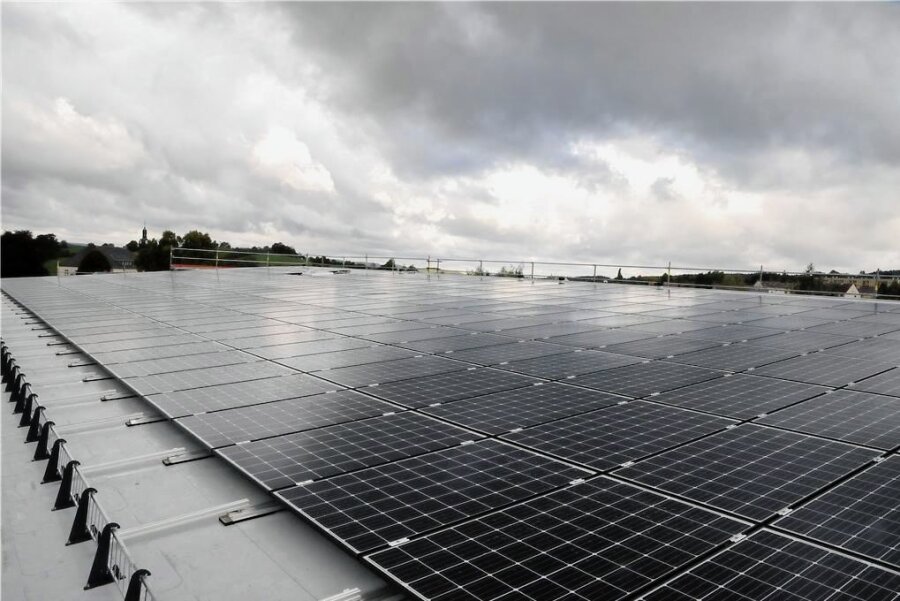 Grüne: Schwarzenberg sollte Mittel aus Klima-Million nutzen - Photovoltaikanlagen, hier auf dem Dach einer Grundschule im Erzgebirgskreis, sind eine Möglichkeit, erneuerbare Energien zu nutzen. 