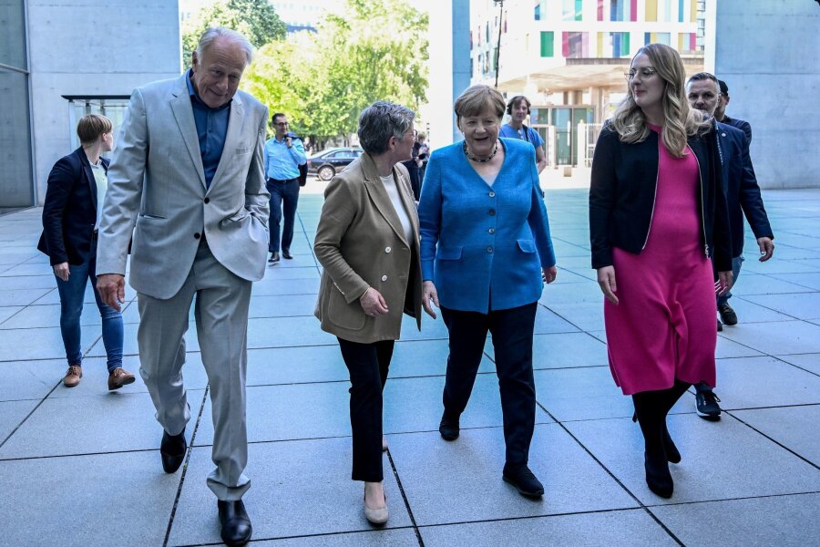 Grüne verabschieden Trittin: "Mit allen Wassern gewaschen" - Die ehemalige Bundeskanzlerin Angela Merkel kommt zur Abschiedsfeier für den Bundestagsabgeordneten Jürgen Trittin.