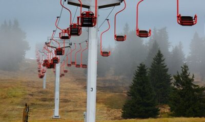 Grüne Weihnacht bringt Skigebiete in Not - Wie hier am Fichtelberg präsentiert sich die gesamte Kammregion bei milden Temperaturen eher frühlingshaft. Alle Lifte stehen still.